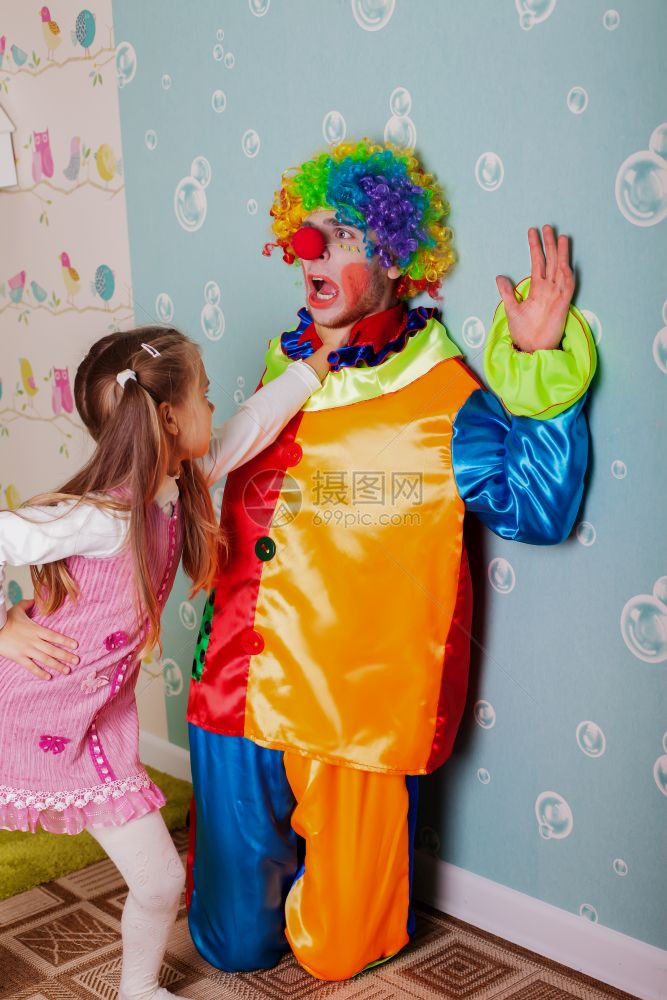 残忍的女孩在她生日派对上惊吓小丑图片