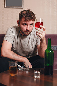 喝着酒的男人图片