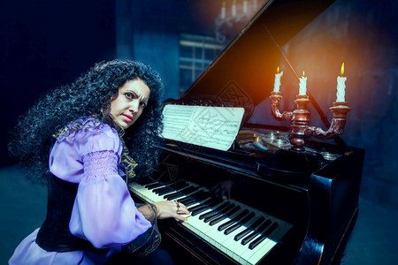 弹钢琴的神秘女人图片