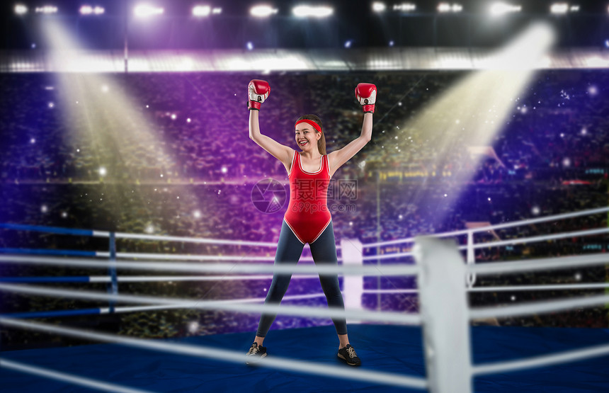 身穿红绷带和运动服的女拳击手在场的侧视角在拳击场的女手图片