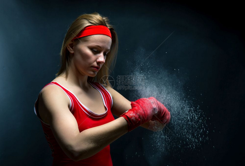 戴着红色拳击绷带和运动服的女运动员图片