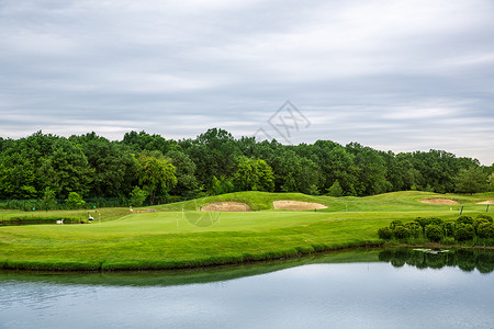 高尔夫球场上的运动俱乐部操场风景图片