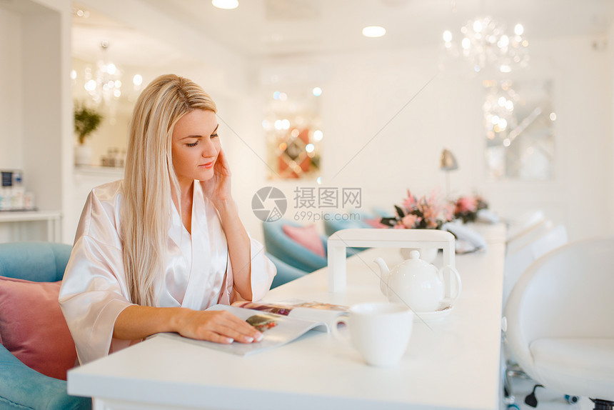 女顾客在美容院喝咖啡图片