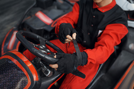 穿戴红色制服头盔和手套的卡特赛车手比赛高清图片素材