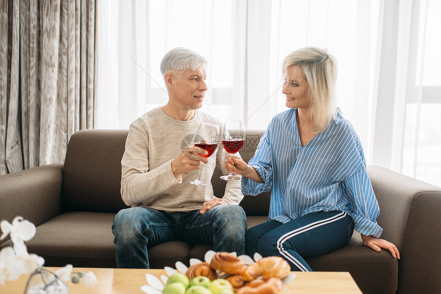 中年夫妻在家里喝红酒图片