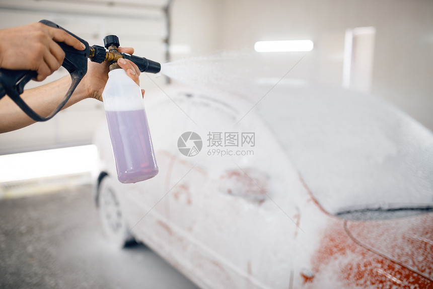 身穿制服的妇女清洁车上的泡沫图片