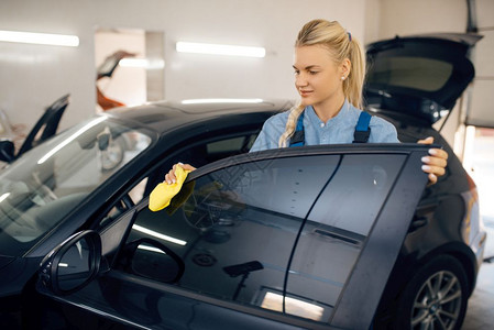 妇女清洁汽车内部和车门图片