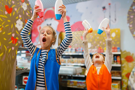 孩子们在模拟职业中扮演超市导购员图片