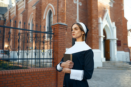 教堂里的年轻修女图片