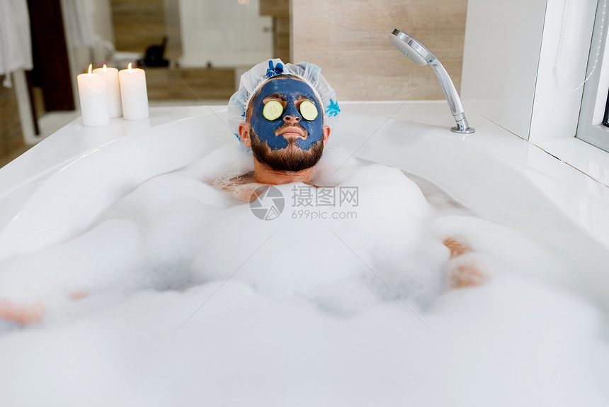 男人在浴室洗澡时用面膜敷脸护肤图片