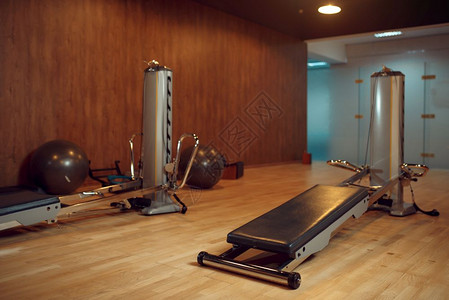 在健身房锻炼身体图片