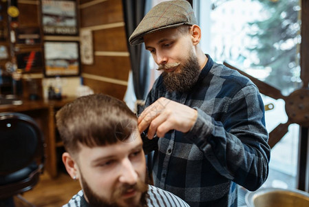 理发师用梳子剪切客户r头发专业理师是一种时髦的职业男理发师和复式沙龙客户理发师用梳子剪客户r理发师用梳子剪裁客户r理发师用毛切割高清图片素材