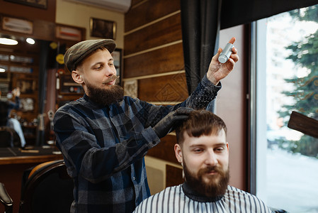 理发师在客户头发上涂抹毛专业理师是一个时髦的职业男理发师和客户在回型发廊中涂抹毛头和理师中涂抹毛清洁的高清图片素材