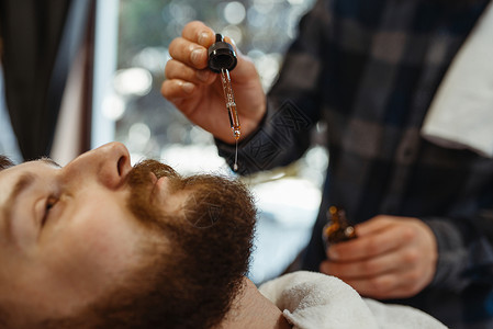 男理发师和美沙龙客户理师和胡子剪男性的高清图片素材