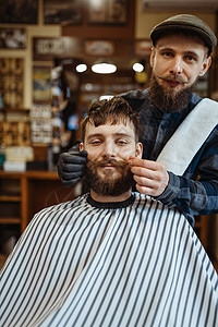 男理发师和客户图片