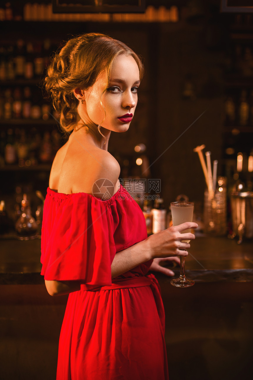 女孩在吧台喝酒图片