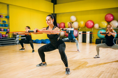 妇女团体进行健身训练有氧运动女体育团队在健身房女孩做健康运动图片