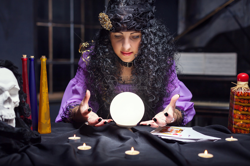巫女用水晶球工作图片