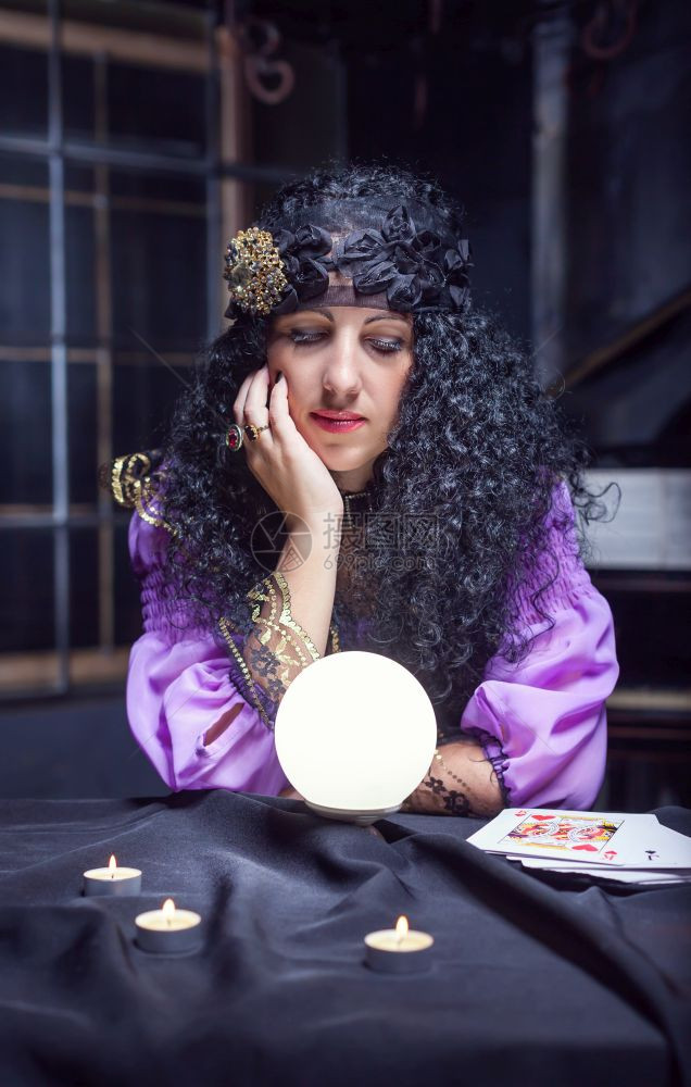 巫女用水晶球工作图片