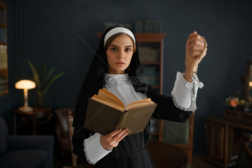 修道院的女孩正在准备开始祷告图片