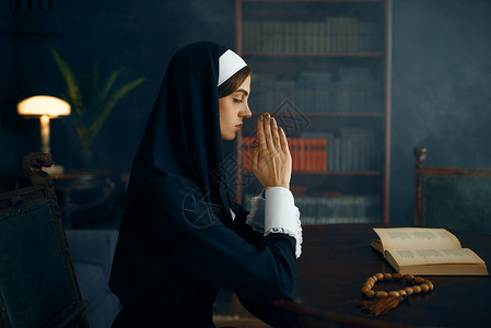 修道院修女祷告背景图片