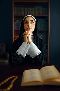 修道院修女祷告背景图片