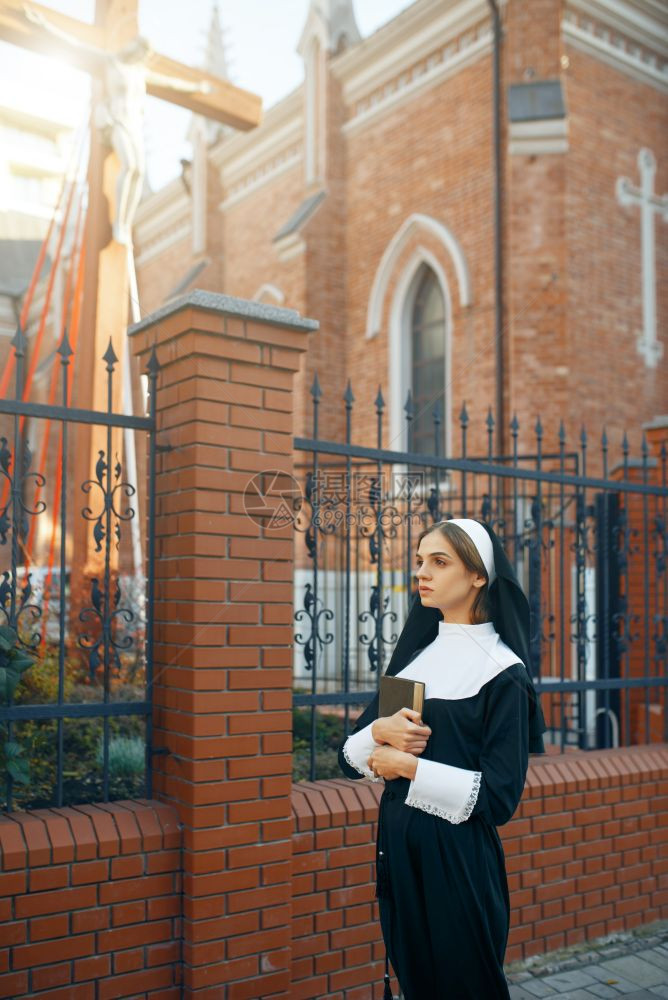 教堂外的修道院修女祷告图片