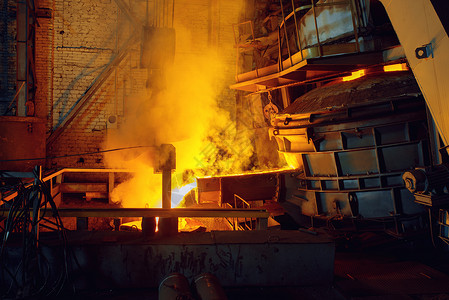 钢铁厂冶金或属加工业磨粉厂的生产用液态金属在熔炉之上的起重机钢厂图片