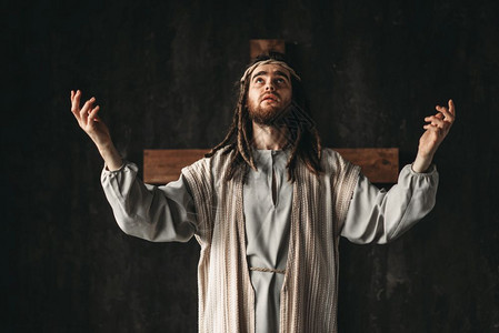 耶稣在十字架上神圣的殉难者祈祷在黑色背景上十字祈祷反对基督的的象征背景