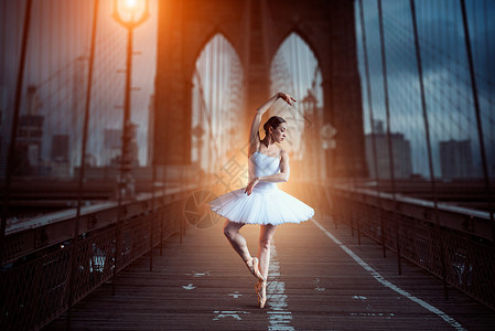 跳着芭蕾舞的女孩图片