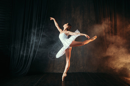 年轻的芭蕾舞演员在舞台上展示优美的舞姿图片