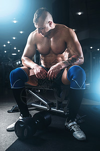 在健身房锻炼的肌肉型男图片