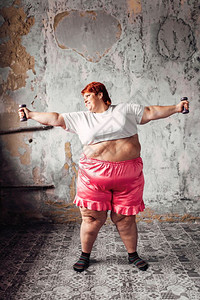 胖女人举哑铃健身图片