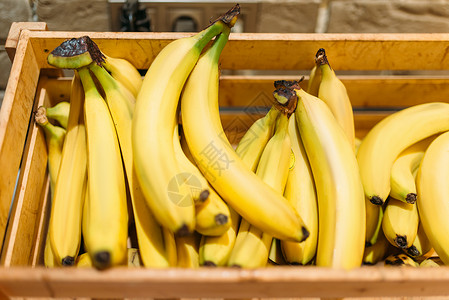 超市货架上的黄色香蕉背景图片