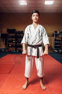 武术年轻拳手白和服在健身场锻炼的黑带图片