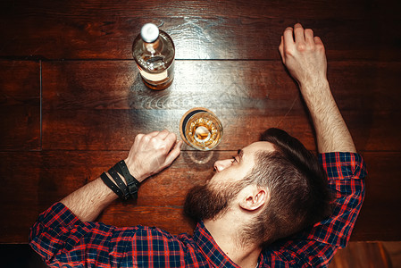 喝醉酒的男人睡在酒吧柜台上背景图片