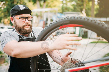 男人在维修单车轮胎背景图片