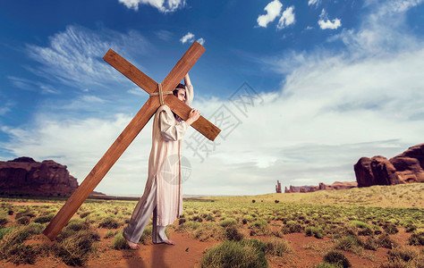 基督十字架伟大的烈士带着在沙漠里多云的天空带着阳光基督的伟大的烈士在沙漠中阳光背景