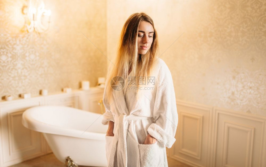 女生穿浴袍站在卫生间图片