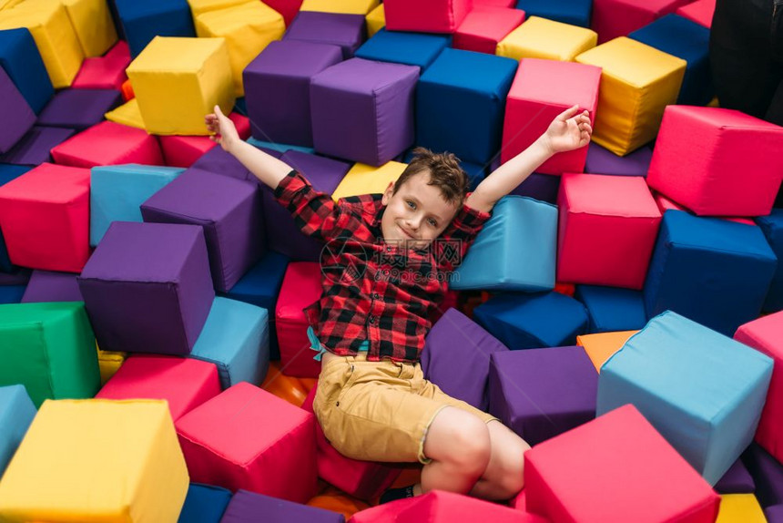 玩具店的彩色立方体游戏大塑料砖块图片