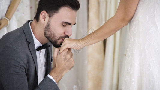 新郎向新娘求婚并亲吻手背白色高清图片素材