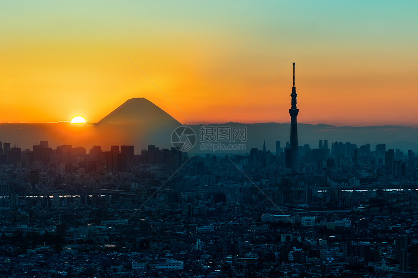 日落时东京市日本城市景象自然组合从东京看福吉山天空树和福吉山的天线有福吉山背景的东京城市色图片