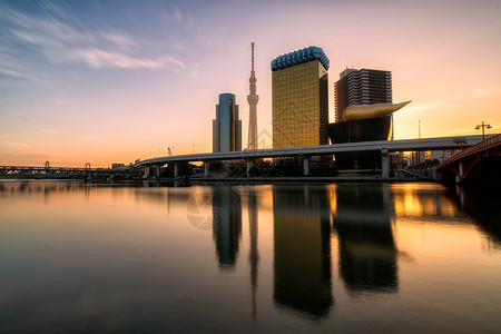 日出时在落东京的苏米达河日本的东京天空线和城市景色图片