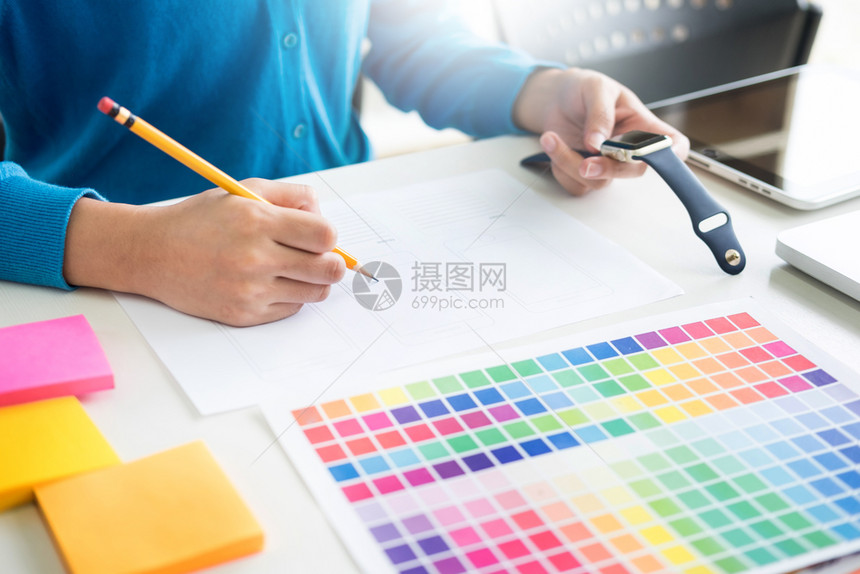 室内设计或图形师翻新和技术概念妇女与彩色样本一起工作供选择在工作场所选择彩色手表特辑图片