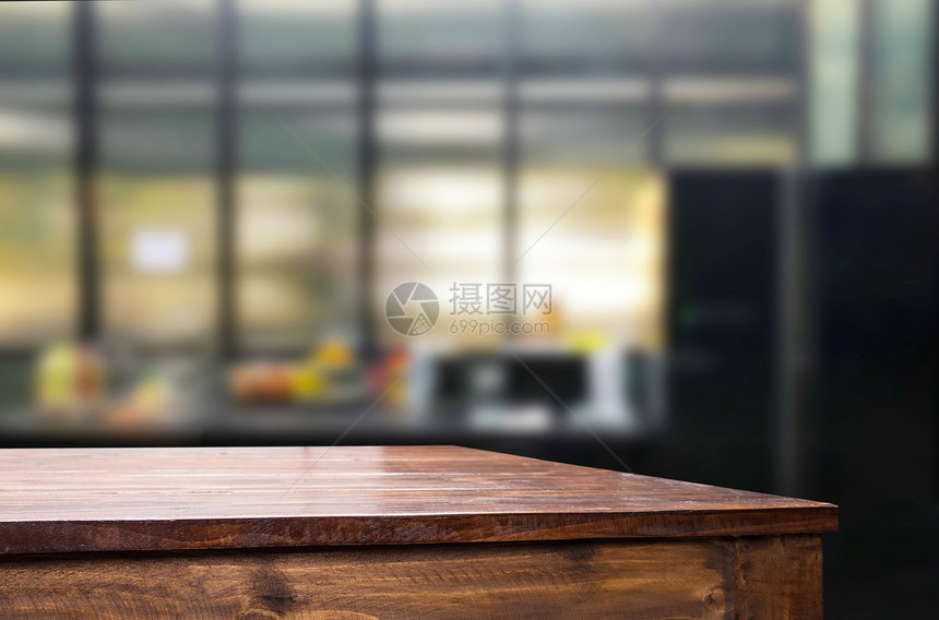 在模糊的厨房或咖啡厅室背景上的木质桌子顶部用于蒙太奇产品显示设计关键视觉布局图片