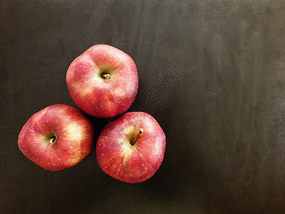 俯拍的三个新鲜苹果背景图片