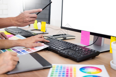 使用图形平板和与同事在办公桌上的一个字型起涂色背景图片
