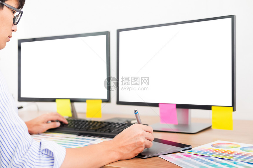 编辑设计师在工作室或办公与计算机坐在办公桌旁图片
