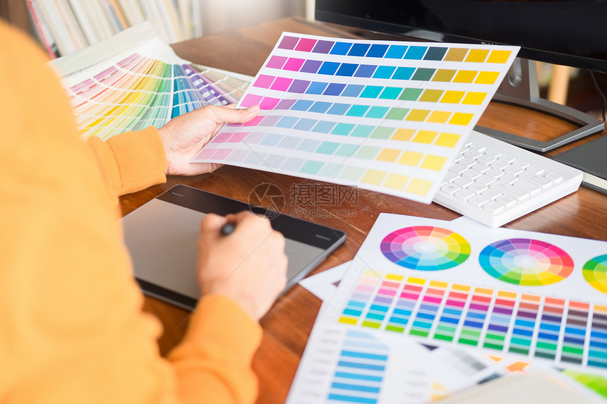 图形设计伙伴在台式算机上合作翻新和技术概念使用一些颜色观察进行选择图片