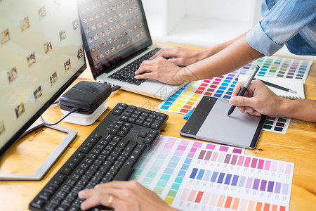使用彩色观察编辑艺术作品的图形设计团队笔记本电脑高清图片素材